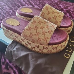 GUCCI Womens Original GG Slide Sandal